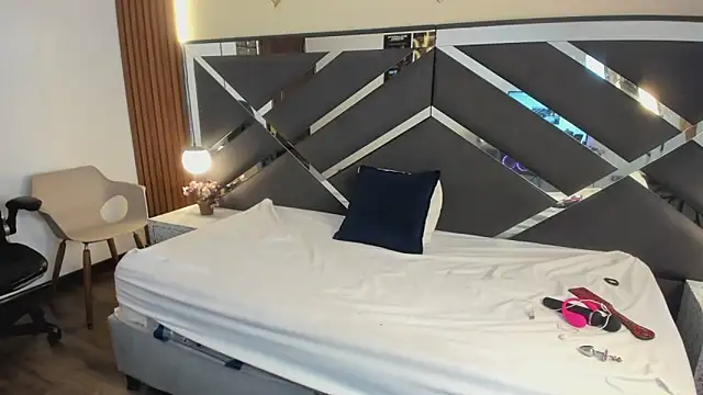 Ambarross  online show from April 2026 01:33:02 PM