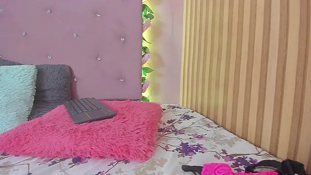 lovely  kiss   online show from April 2026 09:39:33 PM