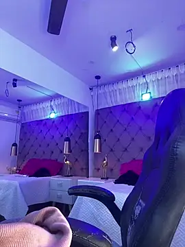 Auri   online show from July 2026 07:39:01 PM