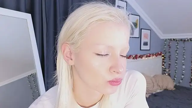 Naomi Demio online show from April 2026 12:20:01 PM