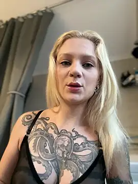 Snapshot of BlondeDoll_ chatting on February 2026 05:12:01 AM BlondeDoll online show from February 2026 05:12:01 AM