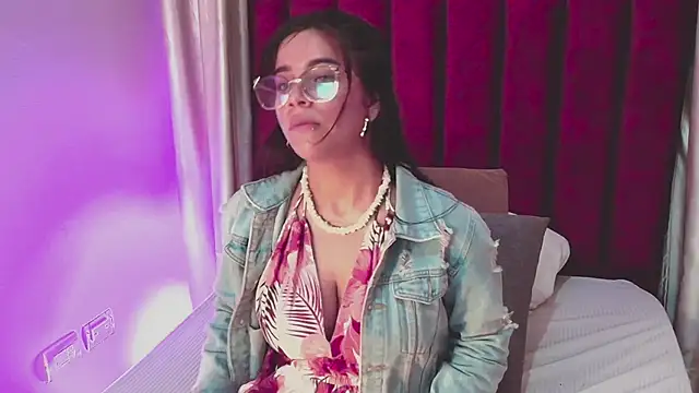 Snapshot of VaiaLowell chatting on February 2026 07:03:02 PM VaiaLowell online show from February 2026 07:03:02 PM