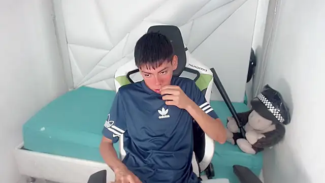 Snapshot of Liarr_ chatting on February 2026 08:09:01 PM Liarr online show from February 2026 08:09:01 PM