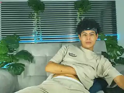 ThiiagoSaeenz online show from April 2026 05:19:01 AM