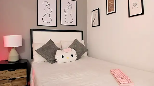 Snapshot of QueenRose___ chatting on February 2026 12:33:01 PM QueenRose online show from February 2026 12:33:01 PM