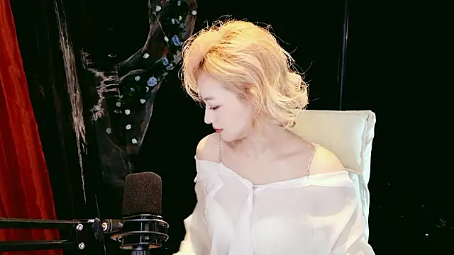 Lady-Mia777 online show from February 2026 12:19:01 PM