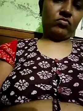 Snapshot of Romantic-Couple999 chatting on May 2026 02:02:01 PM Romantic-Couple999 online show from May 2026 02:02:01 PM
