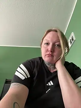 Snapshot of Lolaaxxx13 chatting on May 2026 11:40:01 AM Lolaaxxx13 online show from May 2026 11:40:01 AM