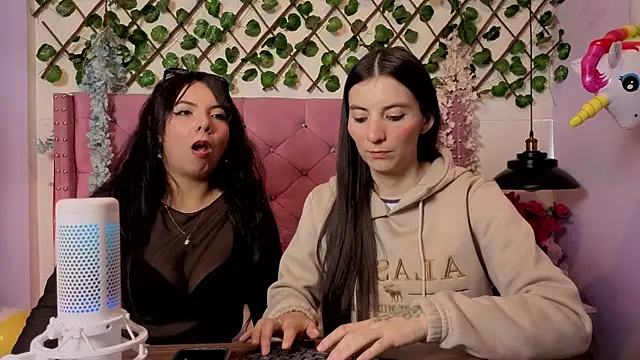 Valkiria-and-Dione online show from April 2026 07:29:01 PM