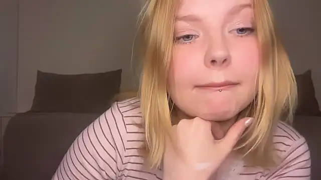Snapshot of Ophelia_Ritz chatting on May 2026 09:42:02 PM Ophelia Ritz online show from May 2026 09:42:02 PM