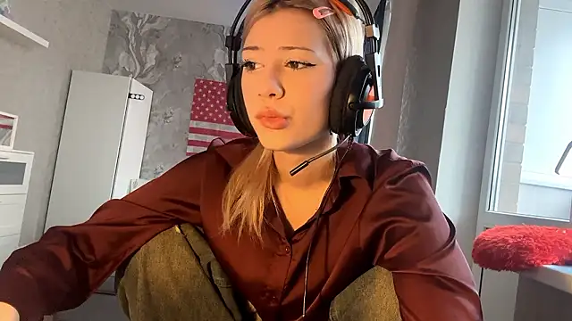 Snapshot of LadyFoxLove chatting on February 2026 11:18:01 AM LadyFoxLove online show from February 2026 11:18:01 AM