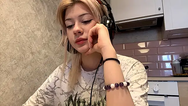 Snapshot of LadyFoxLove chatting on February 2026 10:47:01 AM LadyFoxLove online show from February 2026 10:47:01 AM