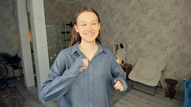 Snapshot of LianneBynon chatting on February 2026 07:37:02 AM LianneBynon online show from February 2026 07:37:02 AM