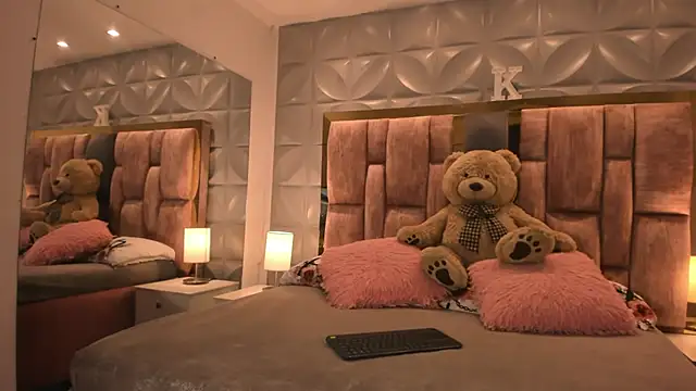 Snapshot of Paris_Velvet chatting on February 2026 10:57:01 PM Paris Velvet online show from February 2026 10:57:01 PM