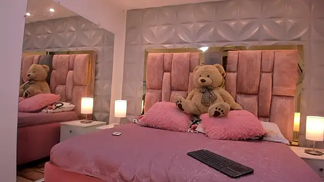 Snapshot of Paris_Velvet chatting on March 2026 11:22:02 PM Paris Velvet online show from March 2026 11:22:02 PM