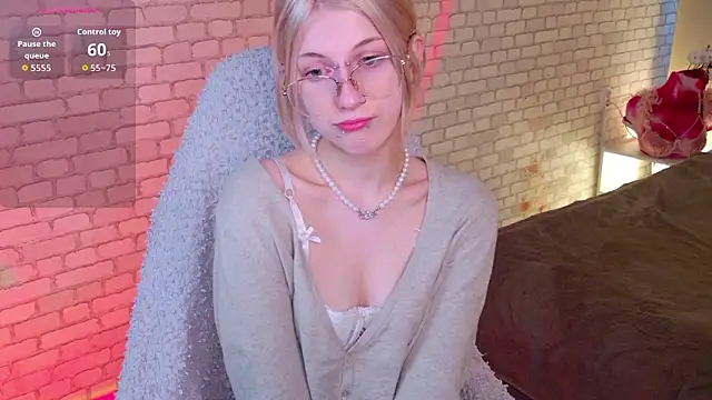 Snapshot of alicedews chatting on February 2026 02:04:02 PM alicedews online show from February 2026 02:04:02 PM