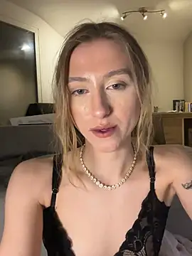 Snapshot of romyxxs chatting on February 2026 01:02:01 AM romyxxs online show from February 2026 01:02:01 AM