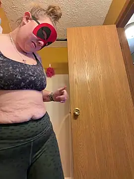 Snapshot of lickablelynn87 chatting on February 2026 05:49:02 PM lickablelynn87 online show from February 2026 05:49:02 PM