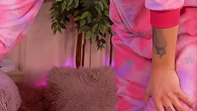 Snapshot of CrystalRedd chatting on February 2026 05:45:01 AM CrystalRedd online show from February 2026 05:45:01 AM