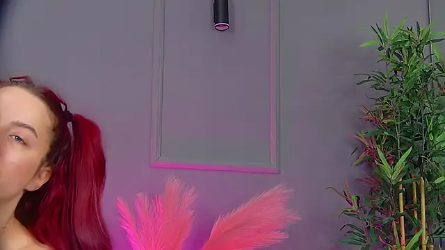 CrystalRedd online show from April 2026 04:00:01 AM