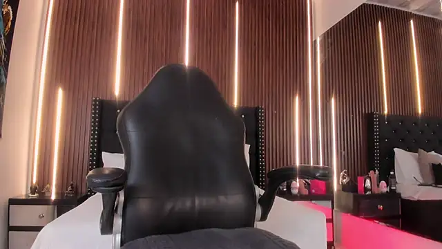 Viannca   online show from April 2026 04:37:01 AM