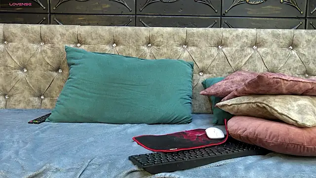 Snapshot of KlaraMuse chatting on February 2026 04:03:02 PM KlaraMuse online show from February 2026 04:03:02 PM