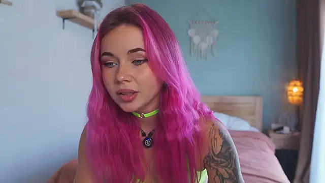 Snapshot of Sarah_Pink chatting on December 2025 12:20:02 AM Sarah Pink online show from December 2025 12:20:02 AM