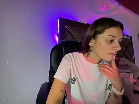 Snapshot of alison_parkerr26 chatting on February 2026 05:33:01 PM alison parkerr26 online show from February 2026 05:33:01 PM