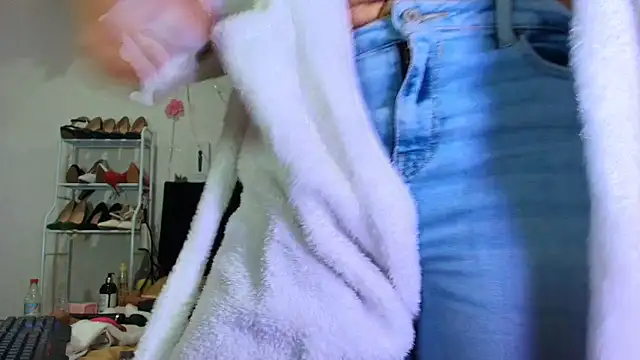 Isabelle Sara online show from April 2026 07:00:01 PM