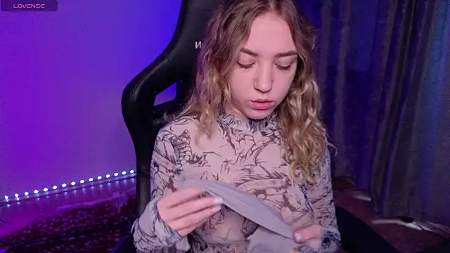 Snapshot of alice_charm_ chatting on February 2026 04:43:01 AM alice charm online show from February 2026 04:43:01 AM