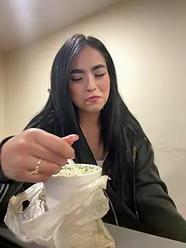 Sara Fernandez  online show from April 2026 02:00:02 PM