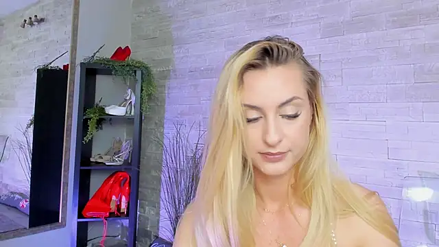 Snapshot of Ivorym00n chatting on May 2026 05:01:02 AM Ivorym00n online show from May 2026 05:01:02 AM