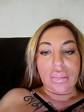 MiaMooly online show from December 2025 06:35:02 PM