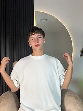 Snapshot of ARON_LUXX chatting on February 2026 03:10:01 AM ARON LUXX online show from February 2026 03:10:01 AM