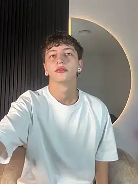 Snapshot of ARON_LUXX chatting on February 2026 03:10:02 AM ARON LUXX online show from February 2026 03:10:02 AM