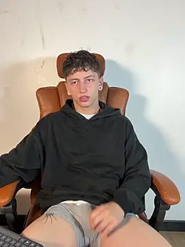 ARON LUXX online show from March 2026 06:34:02 PM