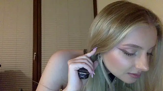 Snapshot of MayaWetDream chatting on April 2026 08:21:01 PM MayaWetDream online show from April 2026 08:21:01 PM