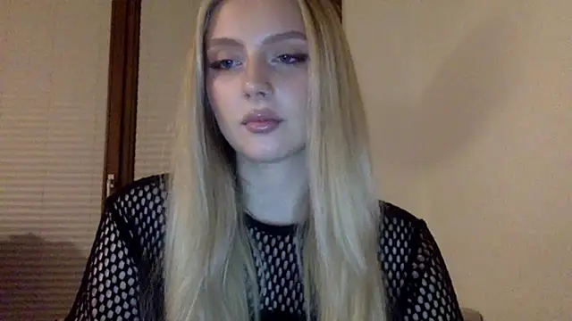 Snapshot of MayaWetDream chatting on April 2026 08:11:01 PM MayaWetDream online show from April 2026 08:11:01 PM