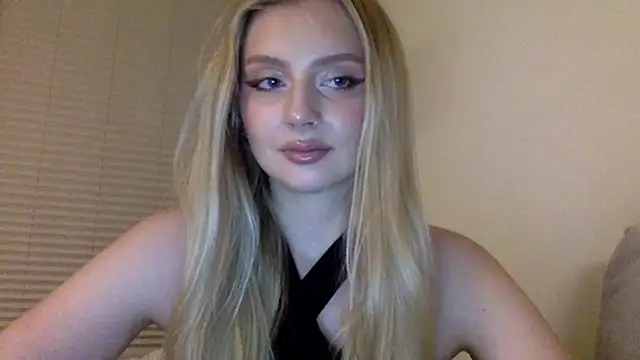 Snapshot of MayaWetDream chatting on May 2026 08:25:01 PM MayaWetDream online show from May 2026 08:25:01 PM