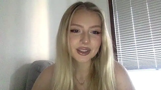 Snapshot of MayaWetDream chatting on June 2026 05:15:01 PM MayaWetDream online show from June 2026 05:15:01 PM