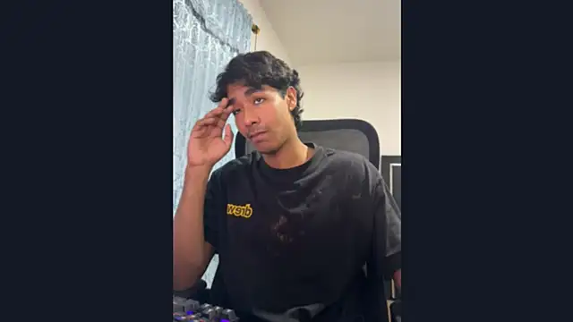 Snapshot of Pedestal_diamant chatting on February 2026 12:26:01 AM Pedestal diamant online show from February 2026 12:26:01 AM