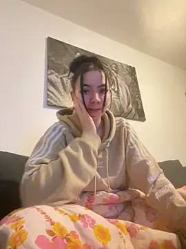 zoeelovee online show from February 2026 06:06:01 PM