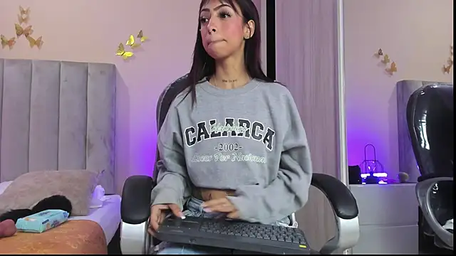 Snapshot of Emma_Hearts chatting on February 2026 03:32:02 AM Emma Hearts online show from February 2026 03:32:02 AM