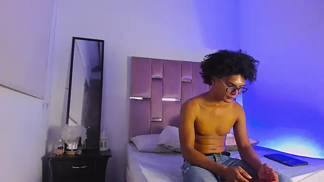 Snapshot of LatinoDark chatting on February 2026 03:28:02 AM LatinoDark online show from February 2026 03:28:02 AM