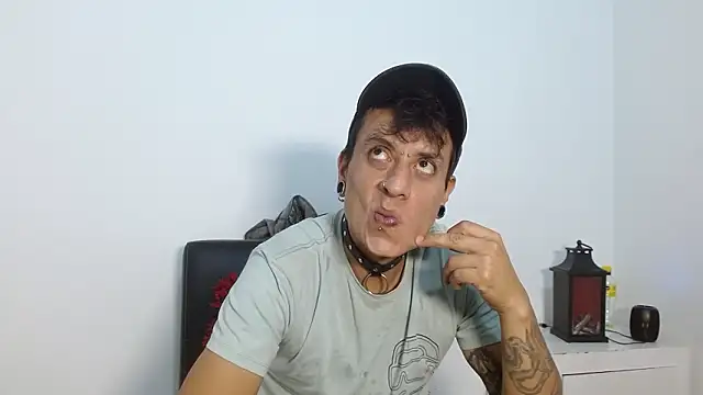 Snapshot of SkinnyDevil12 chatting on February 2026 03:35:02 AM SkinnyDevil12 online show from February 2026 03:35:02 AM