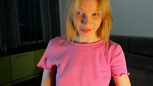 Snapshot of Kiracute18 chatting on May 2026 05:00:01 PM Kiracute18 online show from May 2026 05:00:01 PM