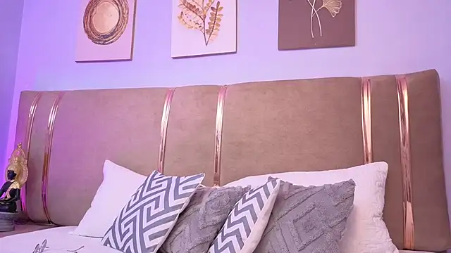 Mia Naive online show from March 2026 12:08:01 PM