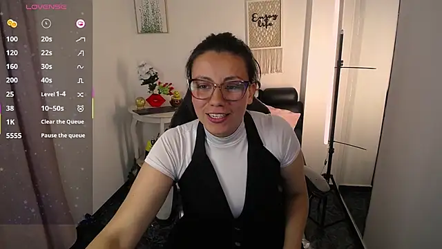 QueenRose94 online show from April 2026 02:40:02 PM