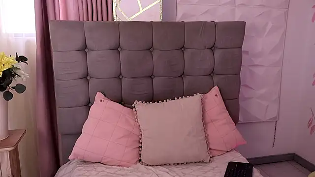 Snapshot of EmmaClark__ chatting on February 2026 08:02:02 PM EmmaClark online show from February 2026 08:02:02 PM