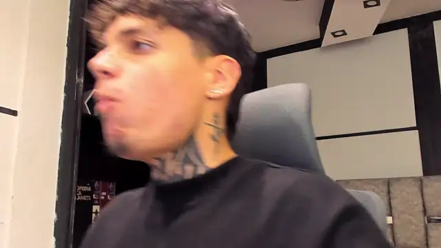 Declan-Foxx online show from April 2026 09:39:33 PM